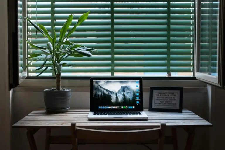 macOS vs Windows 2025 side-by-side comparison with tips and tricks for users choosing the best operating system for work or play